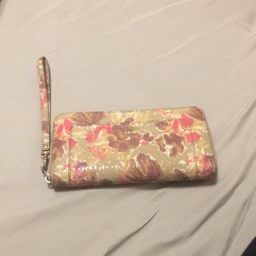 Guess clutch